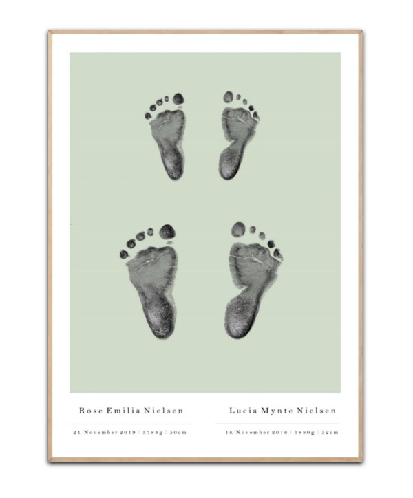 Personlig plakat med 2 børnefødder Grøn, 2 valgfrie navne & dato