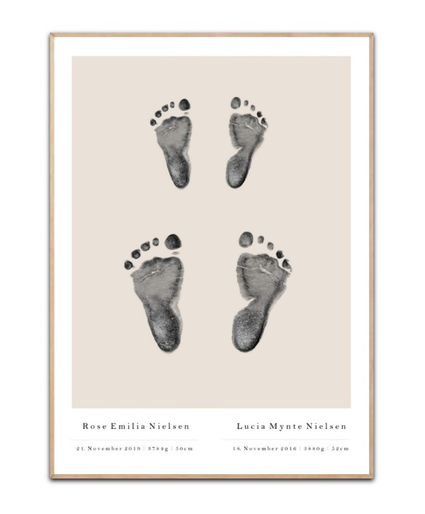 Personlig plakat med 2 børnefødder Beige, 2 valgfrie navne & dato