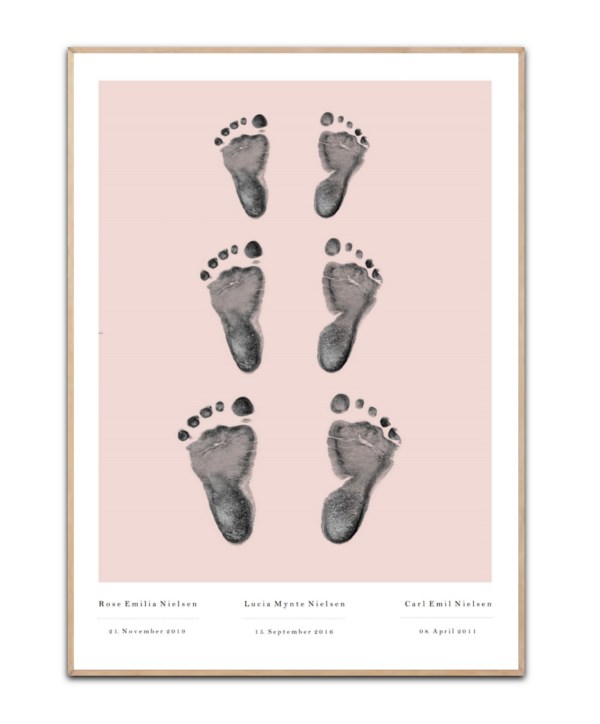 Personlig plakat med 3 børnefødder Rosa, 3 valgfrie navne & dato