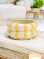 Dekorativ skål i stribet keramik – gul/hvid 15 × 8 × 15 cm