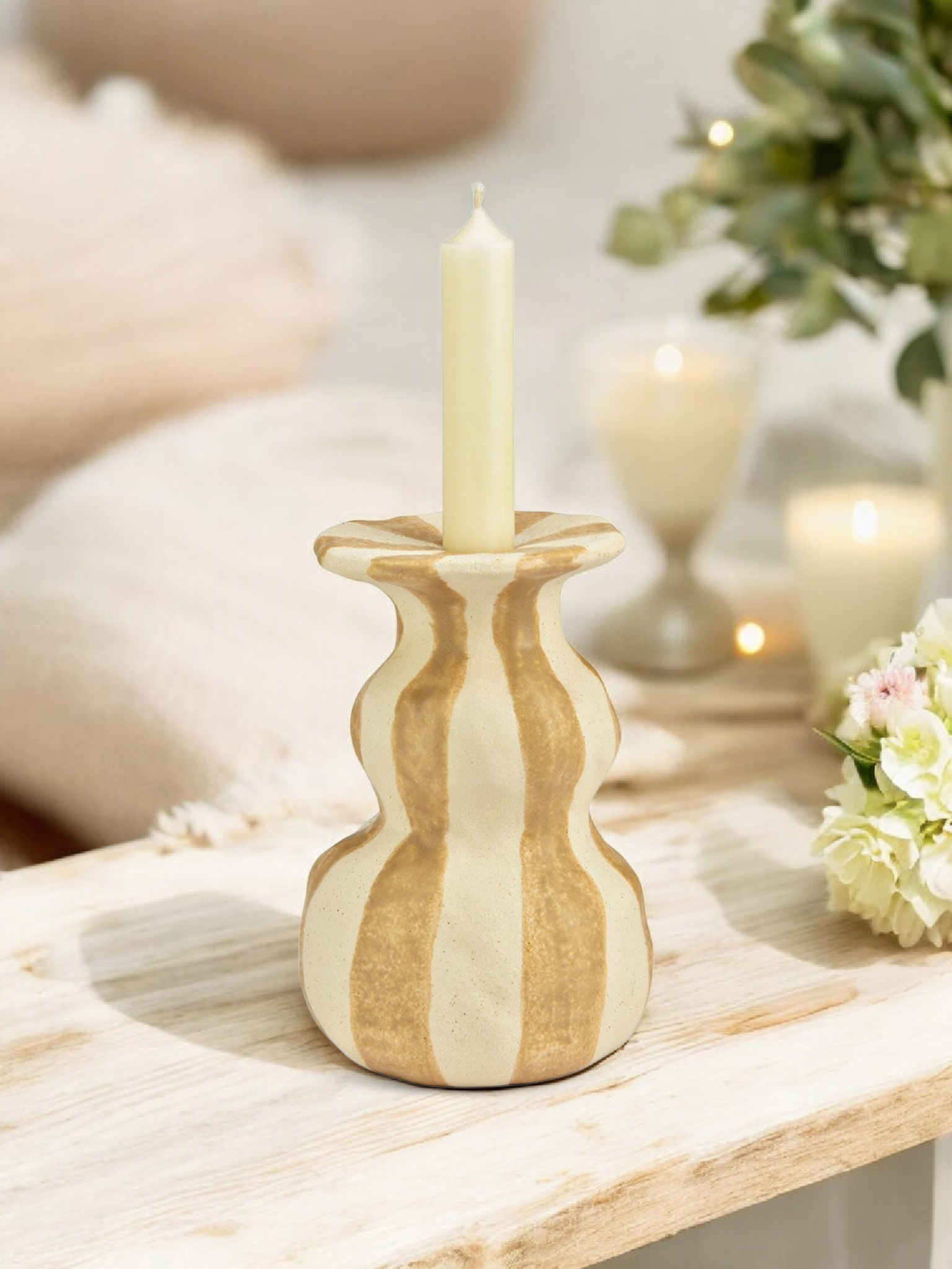 Stribet lysestage i keramik – beige/brun 10 × 16 × 10 cm
