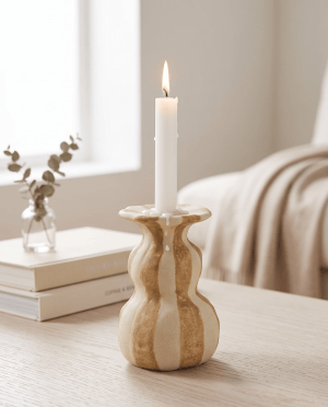 Stribet lysestage i keramik – beige/brun 10 × 16 × 10 cm