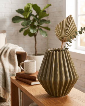 Rillet Vase - Olivengrøn keramik med organisk form 20 cm